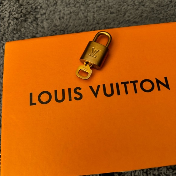 LV  Brass Padlock set Lock & Key with Chains/unbranded chains and a LV Box - Picture 3 of 9